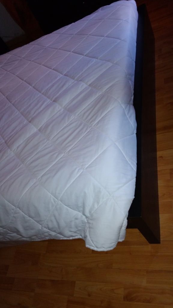 Cama com colchão e mesa de cabeceira