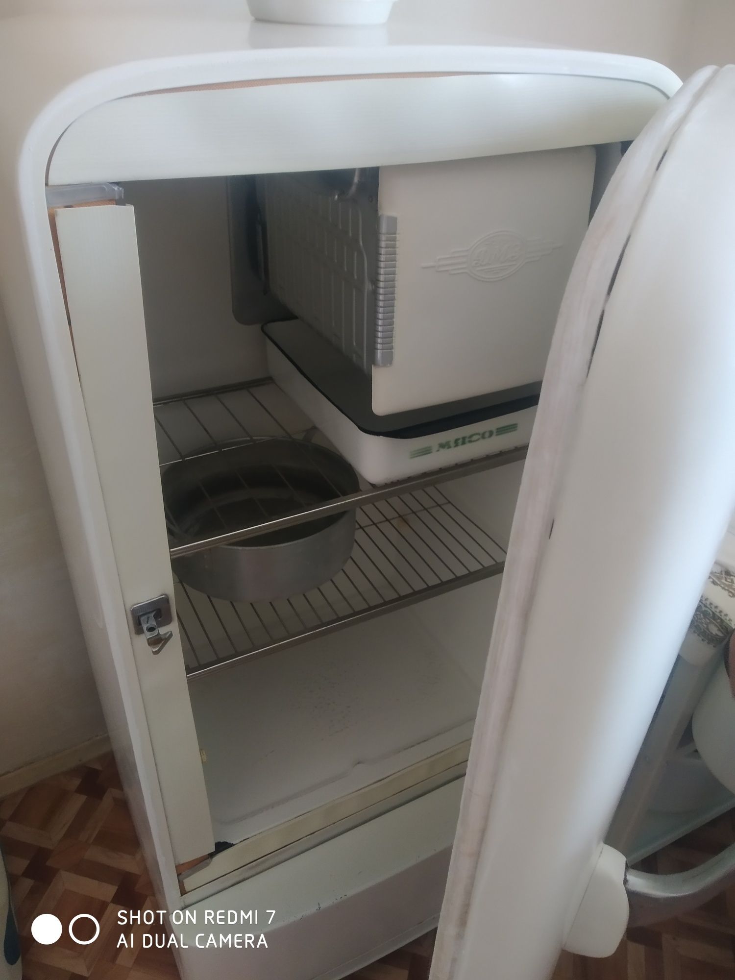 Продам холодильник Б/у Рэтро марки Днепр