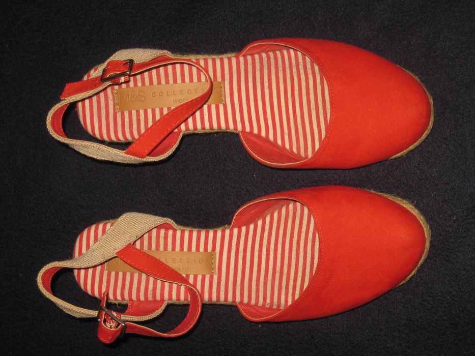 Buty na koturnie czerwone M&S Colection roz. 39