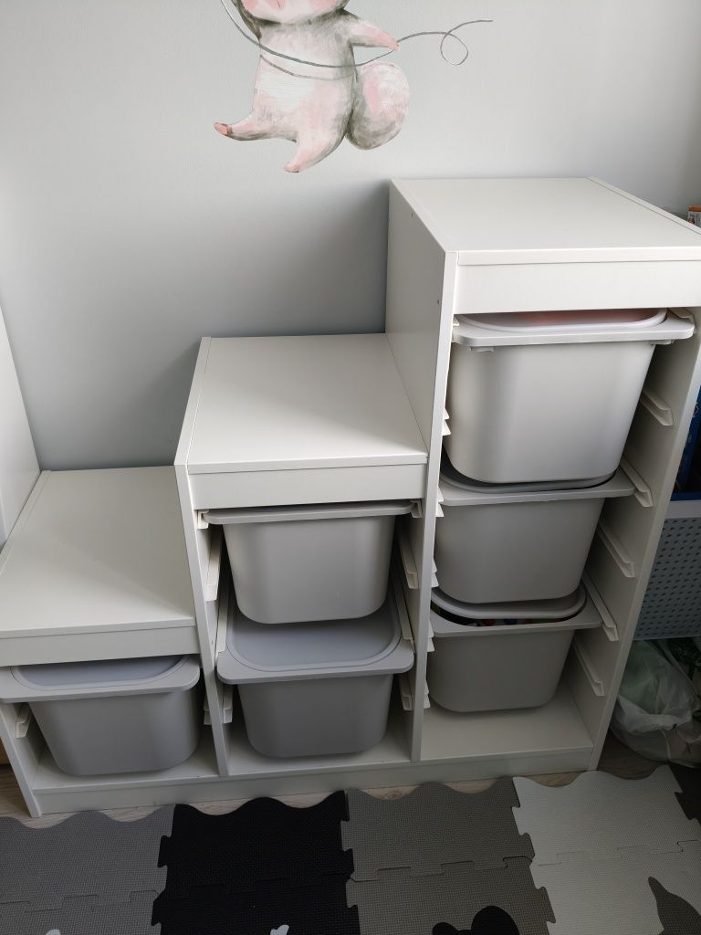 Regał Ikea z pojemnikami schodkowy