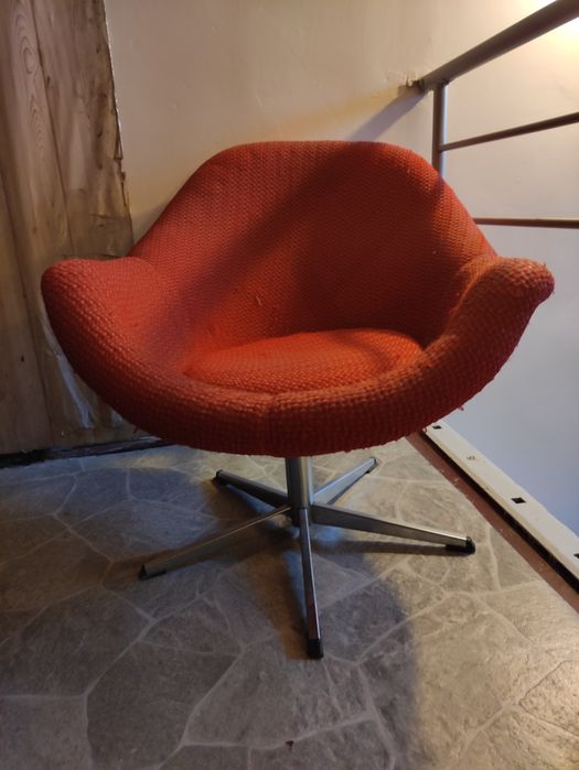 Stary czerwony obrotowy fotel vintage retro art deco PRL DDR