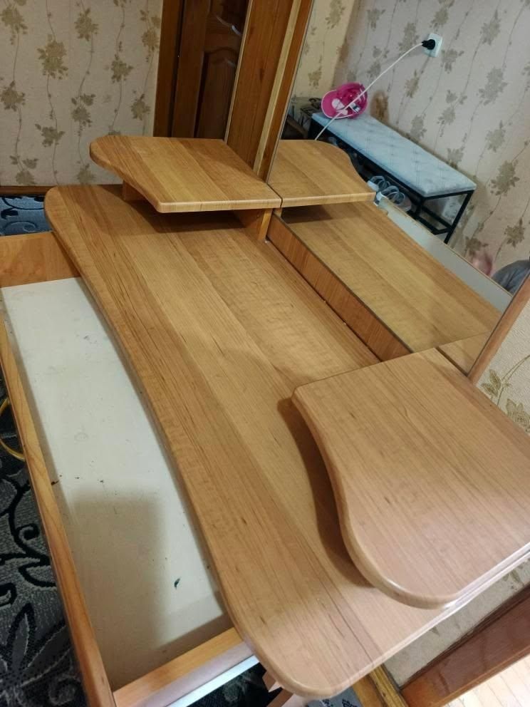 Продам дзеркало з шухлядами