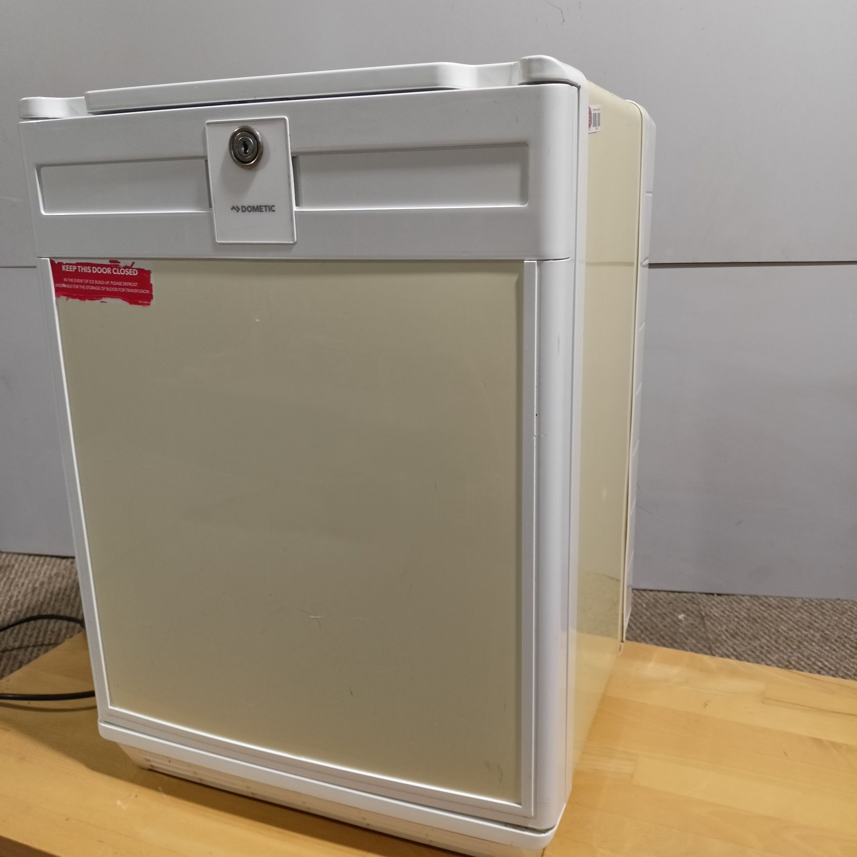 Chłodziarka medyczna,turystyczna absorpcyjna Dometic DSH20-60.