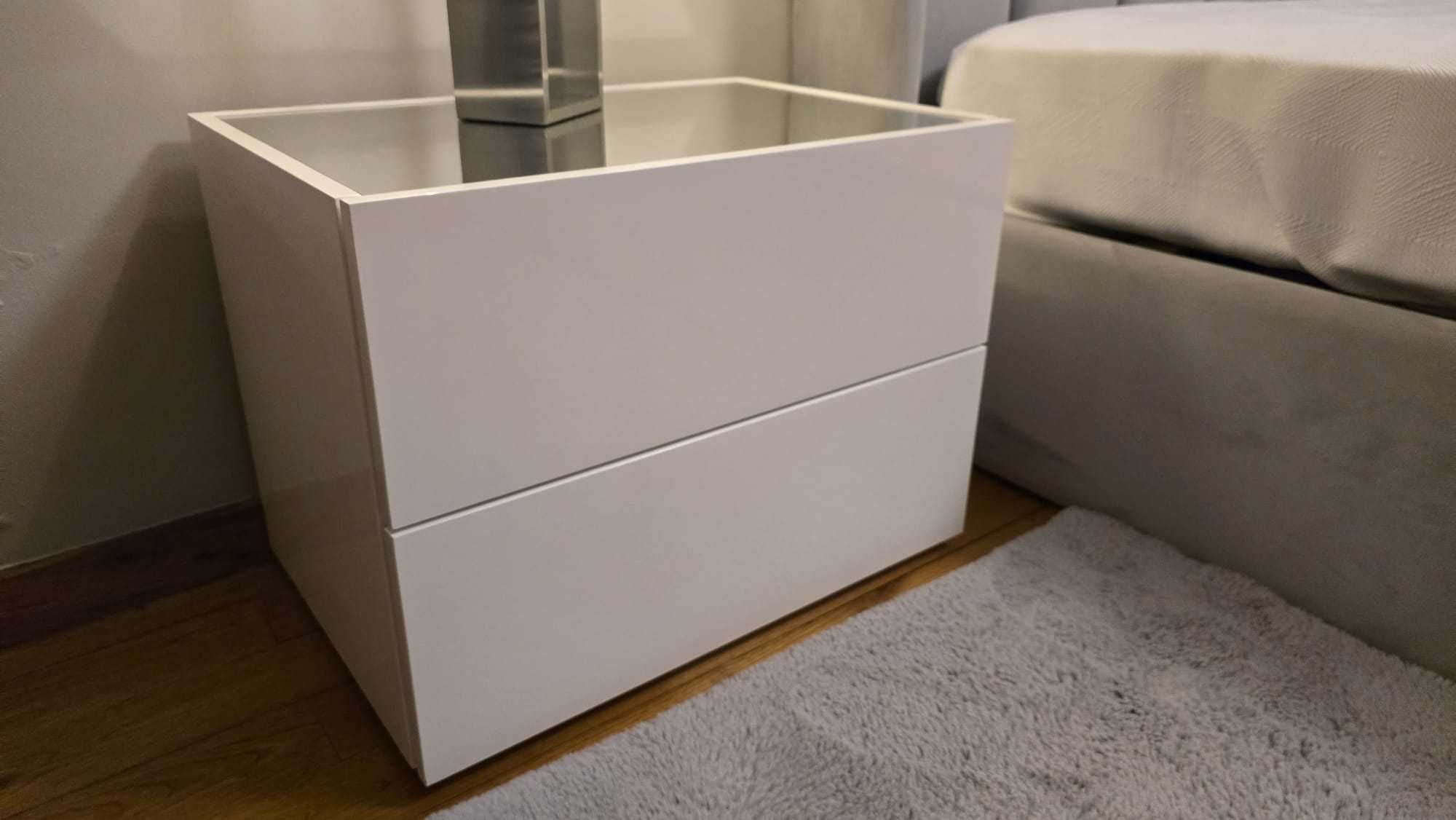 Cama e mesas de cabeceira como novas, colchão novo e candeeiros