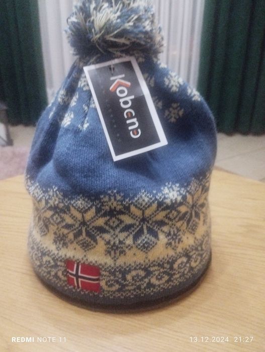 Czapka jesienno-zimowa norweska kolor niebieski z kremowymi gwiazdami