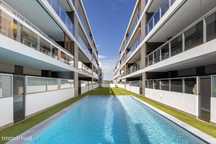 Apartamento T2+1 em Condomínio Privado com Piscina, Estacionamento e