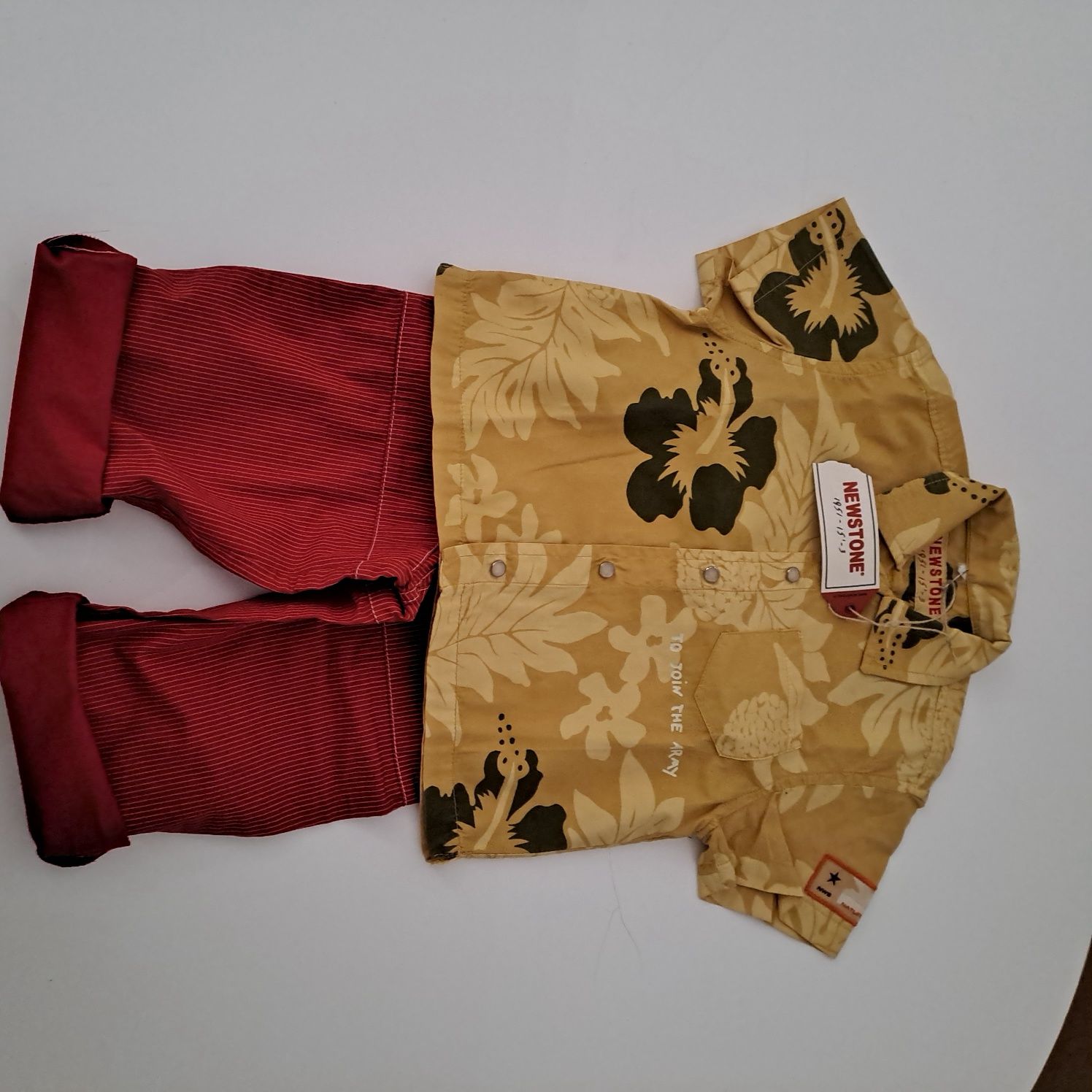 Conjunto de menino com calças, camisa e t-shirt