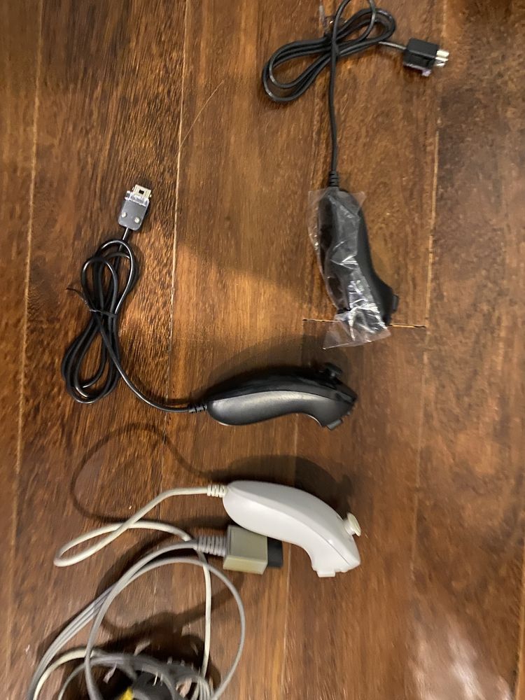 Nintendo Wii branca + 5 jogos + 5 comandos + HDMI + acessórios