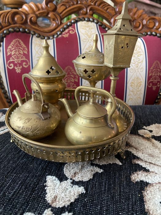 Mosiężna kolekcja na tacy bibeloty z mosiądzu mosiądz