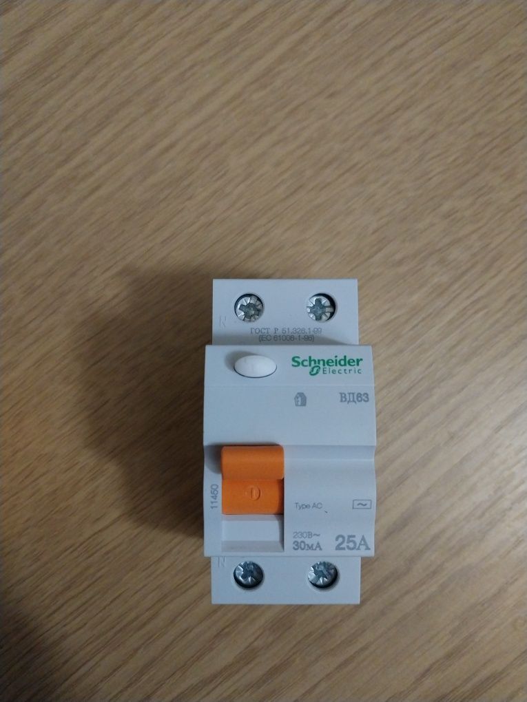 Автоматичний вимикач запобіжник Schneider ВД63