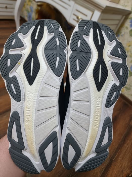 Оригінал 100% чоловічі кросівки saucony hurricane 24  eur 48