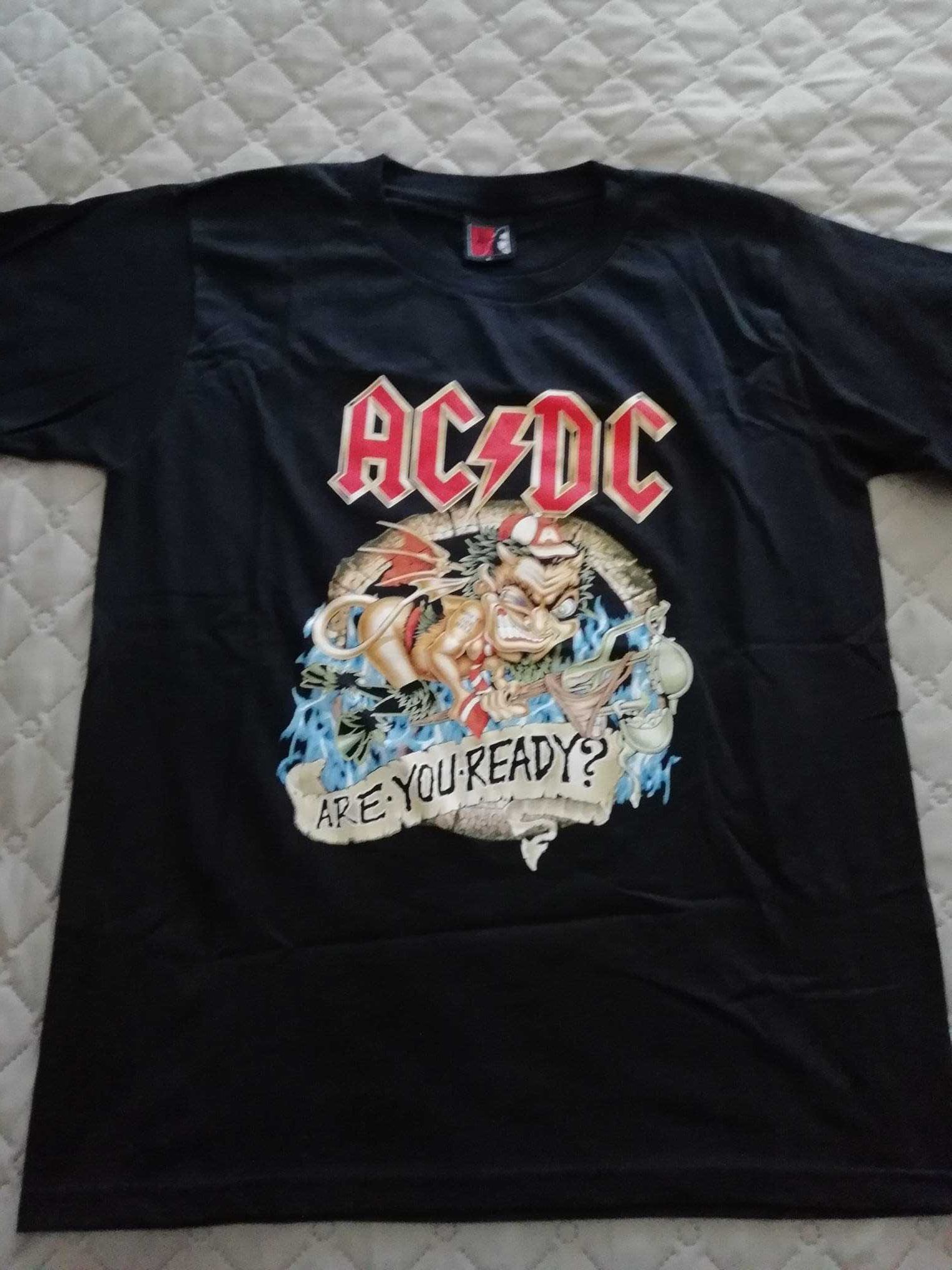 T-shirts variadas de bandas de rock