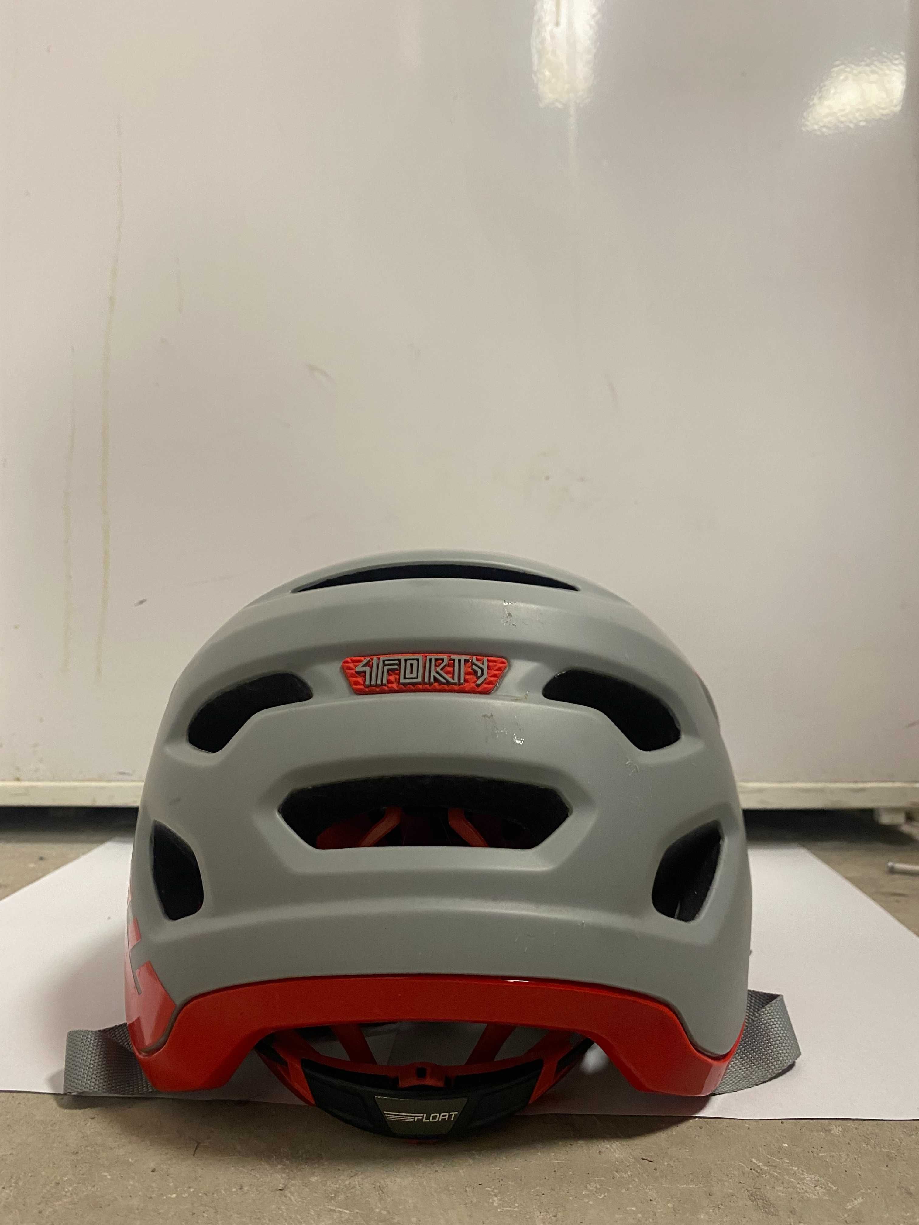 Kask rowerowy Bell – szaro-czerwony, MTB / Enduro
