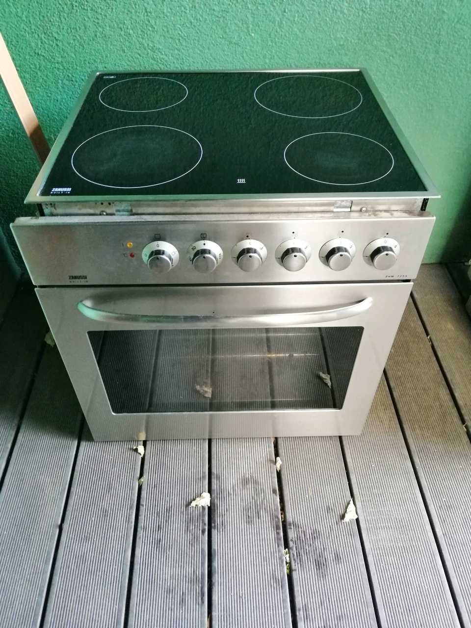 kuchnia z płytą ceramiczną  Zanussi do zabudowy ZHM 725 komplet