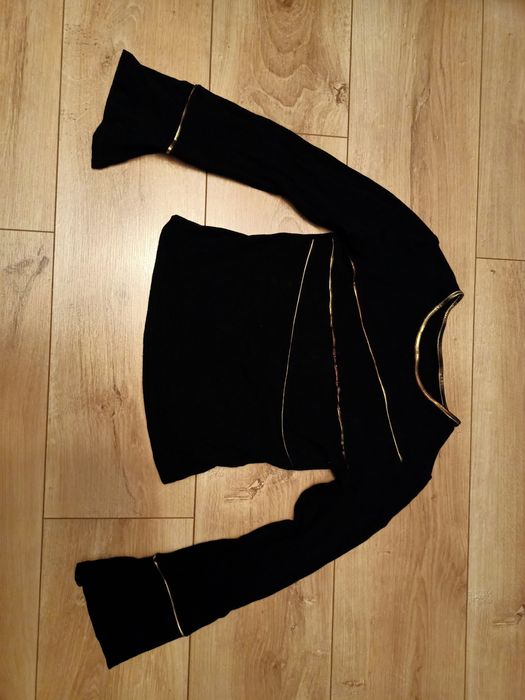 Czarna bluzka ze złotym wzorem