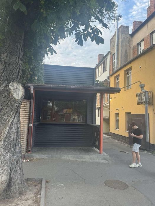 Сдается над дорогой киоск в центре города