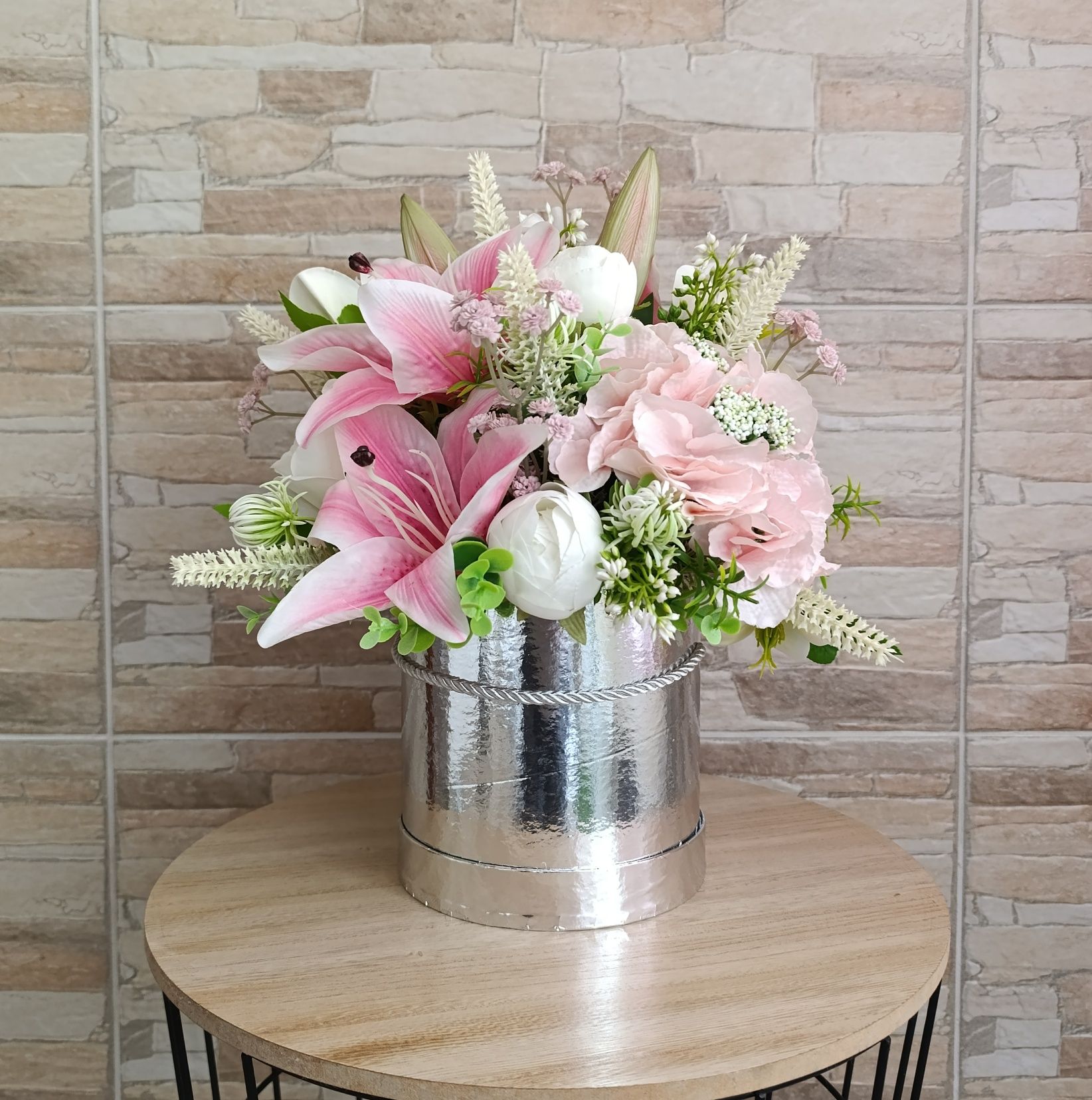 Srebrny flowerbox dekoracyjny. Elegancki prezent. Stroik do domu