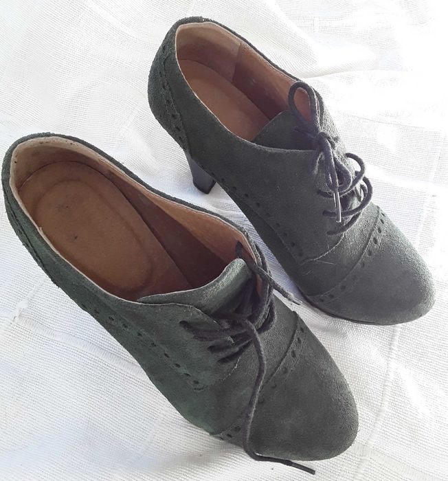 Sapatos / botins novos . 35 ou 34