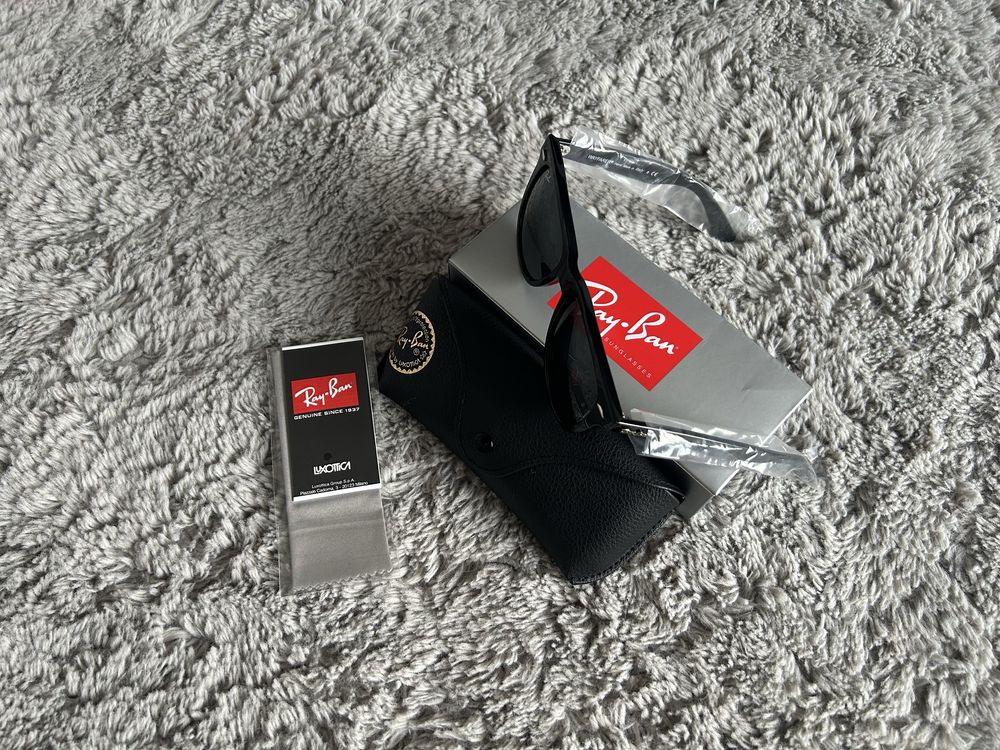 Okulary przeciwsłoneczne oryginalnej firmy Ray-Ban, model Wayfarer.
