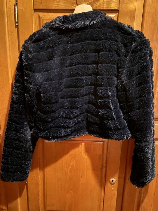 Casaco preto comprido com gola pelo mango c/ borboto e bolero em pelo