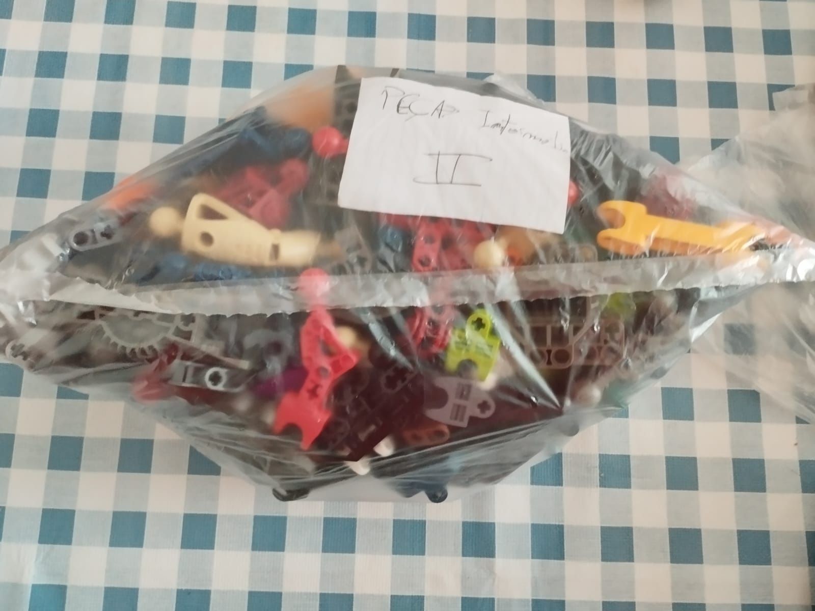 peças de bionicle e lego