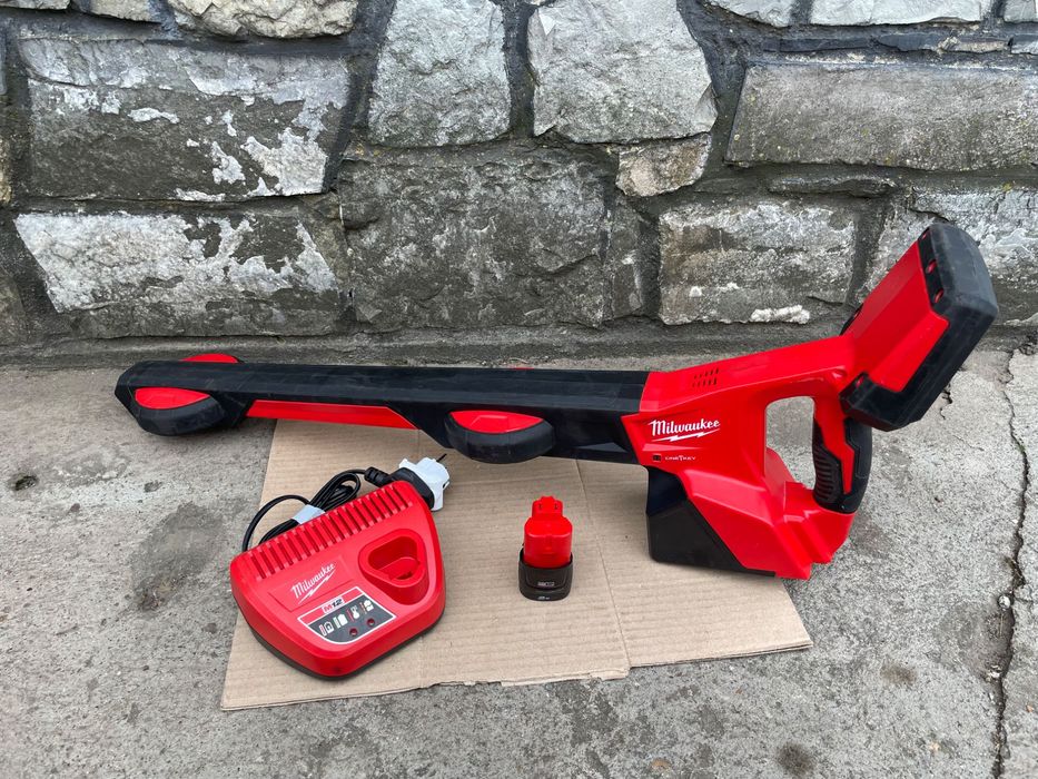 Milwaukee M12 PL/акумуляторний локатор мілвоке 12в