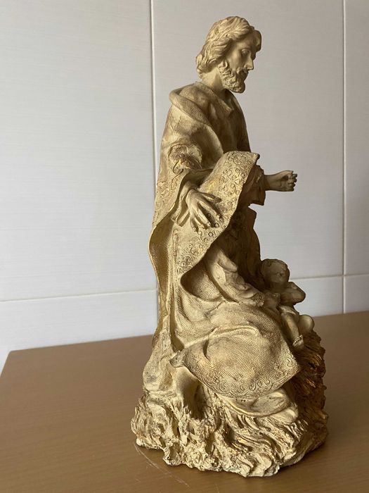 Escultura talhada em dourado representativa do presépio