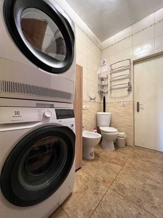 Продаж жилого будинку. Газ,камін,твердопалевний котел,гараж,підвал.