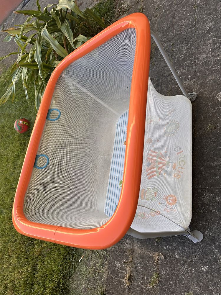 Parque infantil com marcas de uso
