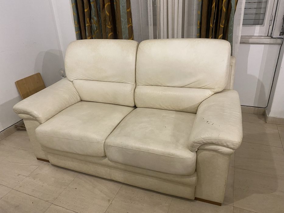 Sofá bege em pele com 3 lugares