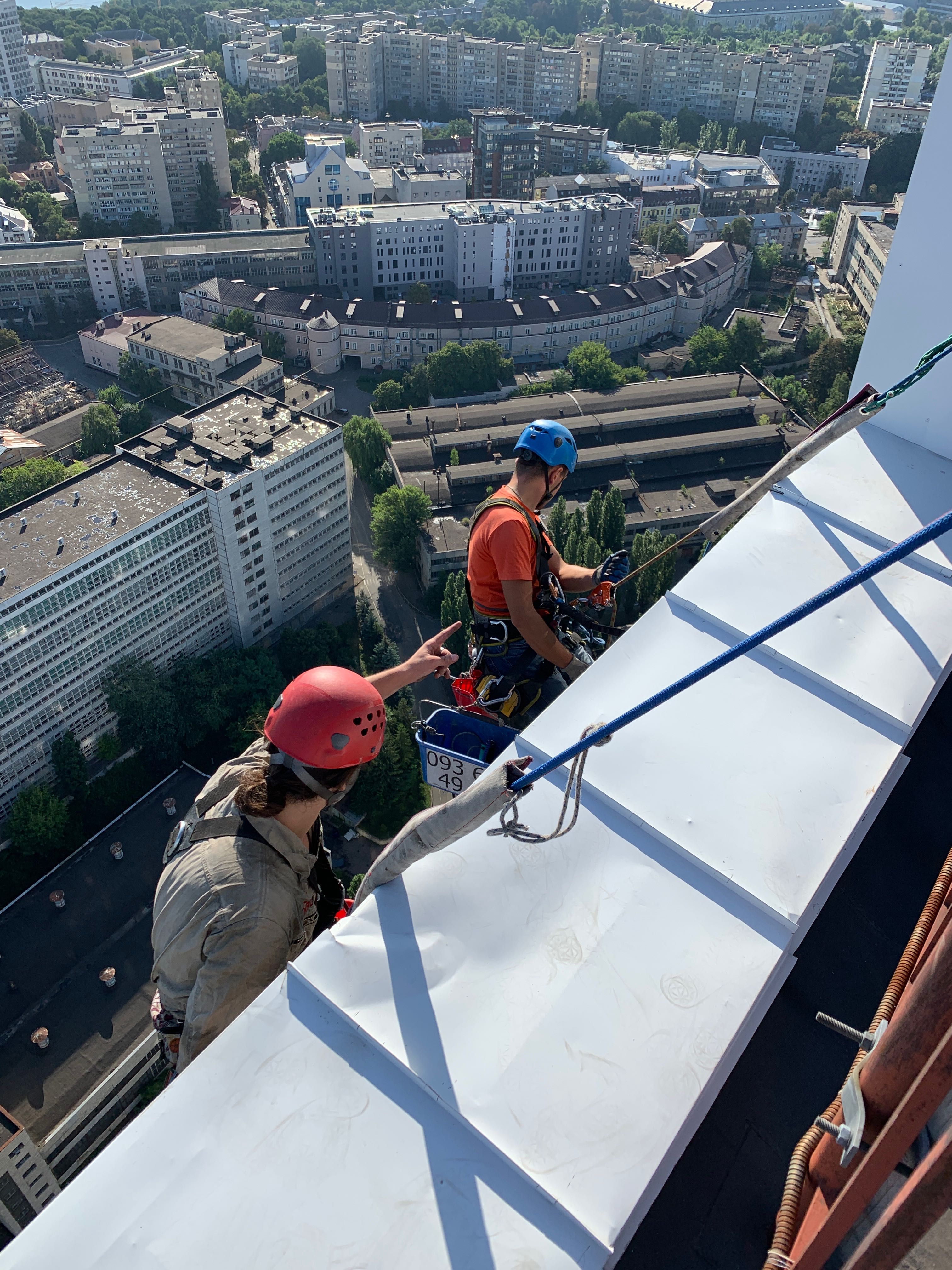 Монтаж обслуговування кондиціонера на висоті підключення встановлення