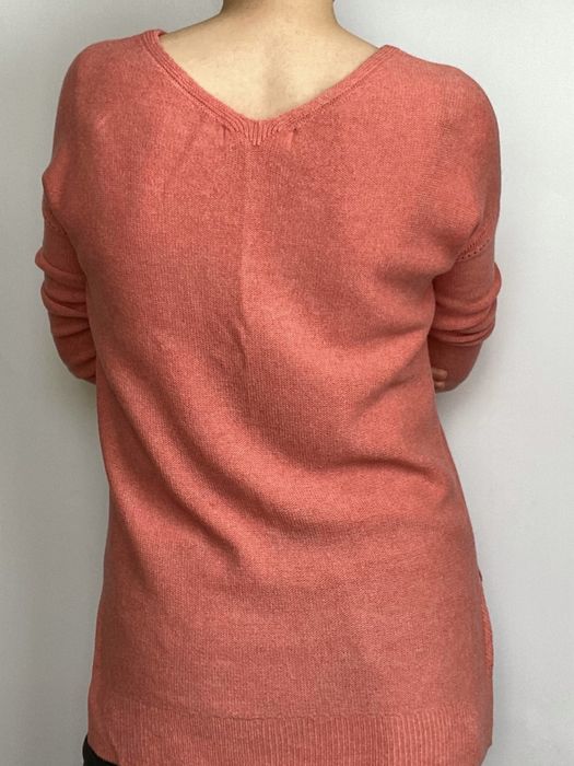 Ażurowy sweter damski z dekoltem w serek koralowy różowy Promod M 38