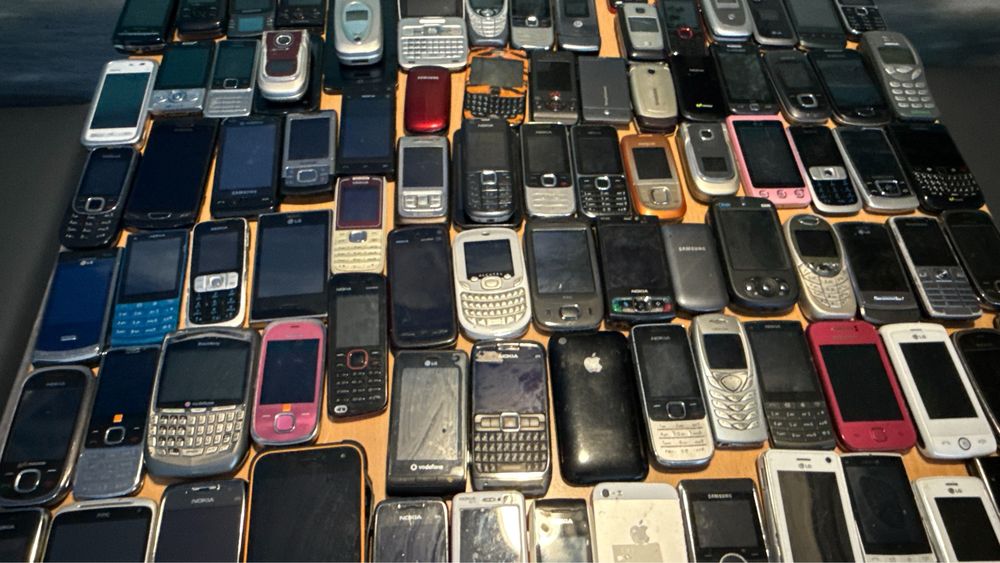 Lote de +/- 100 telemóveis vintage - Coleção /Revenda ou peças