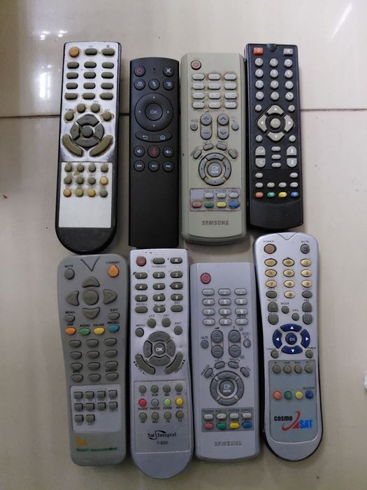 Коробка різної техніки тюнери, смарт приставка, пульти ітак далі