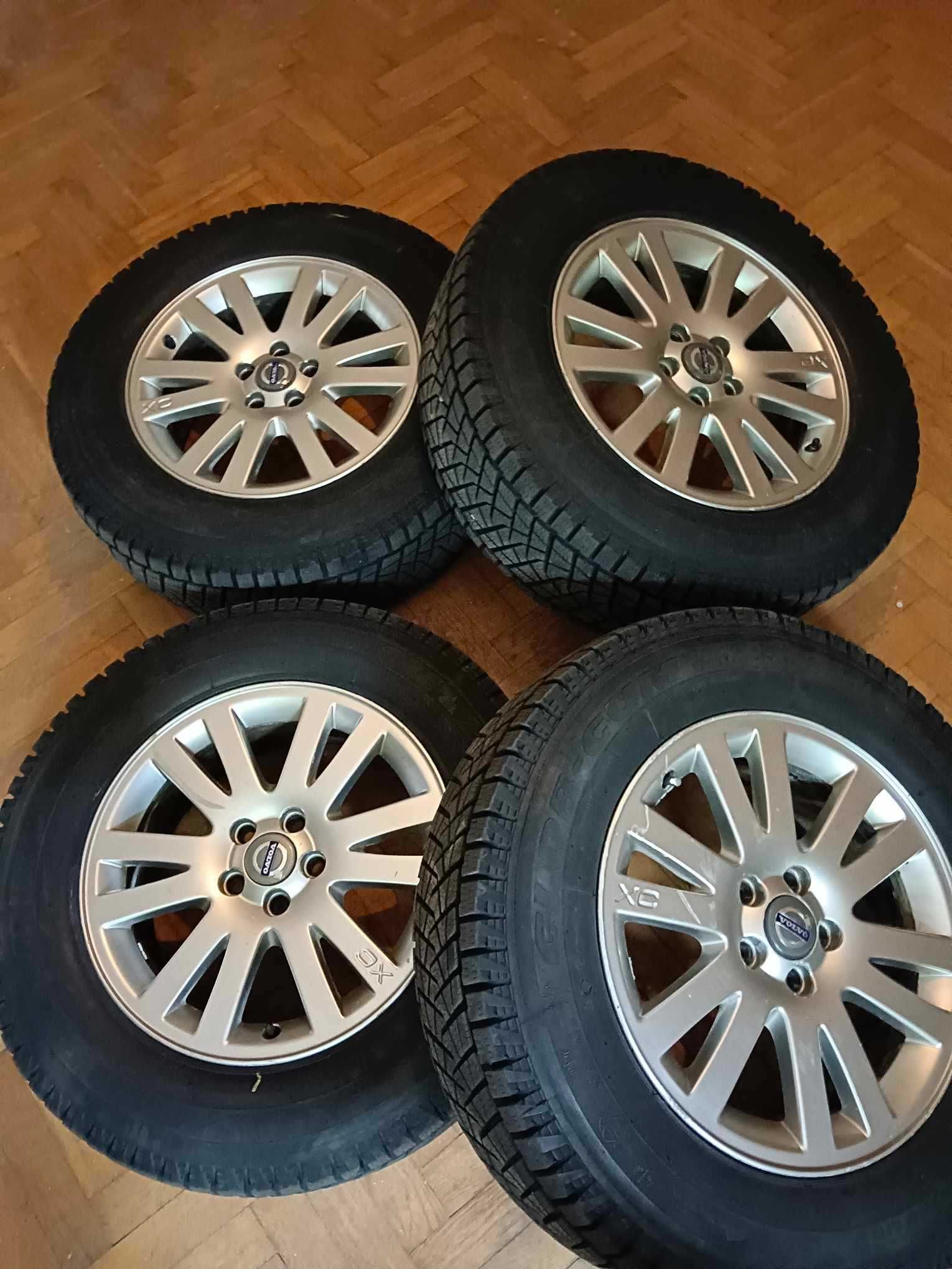 koła do Volvo XC 90 z bieżnikiem zimowym w rozmiarze 235/65/17.