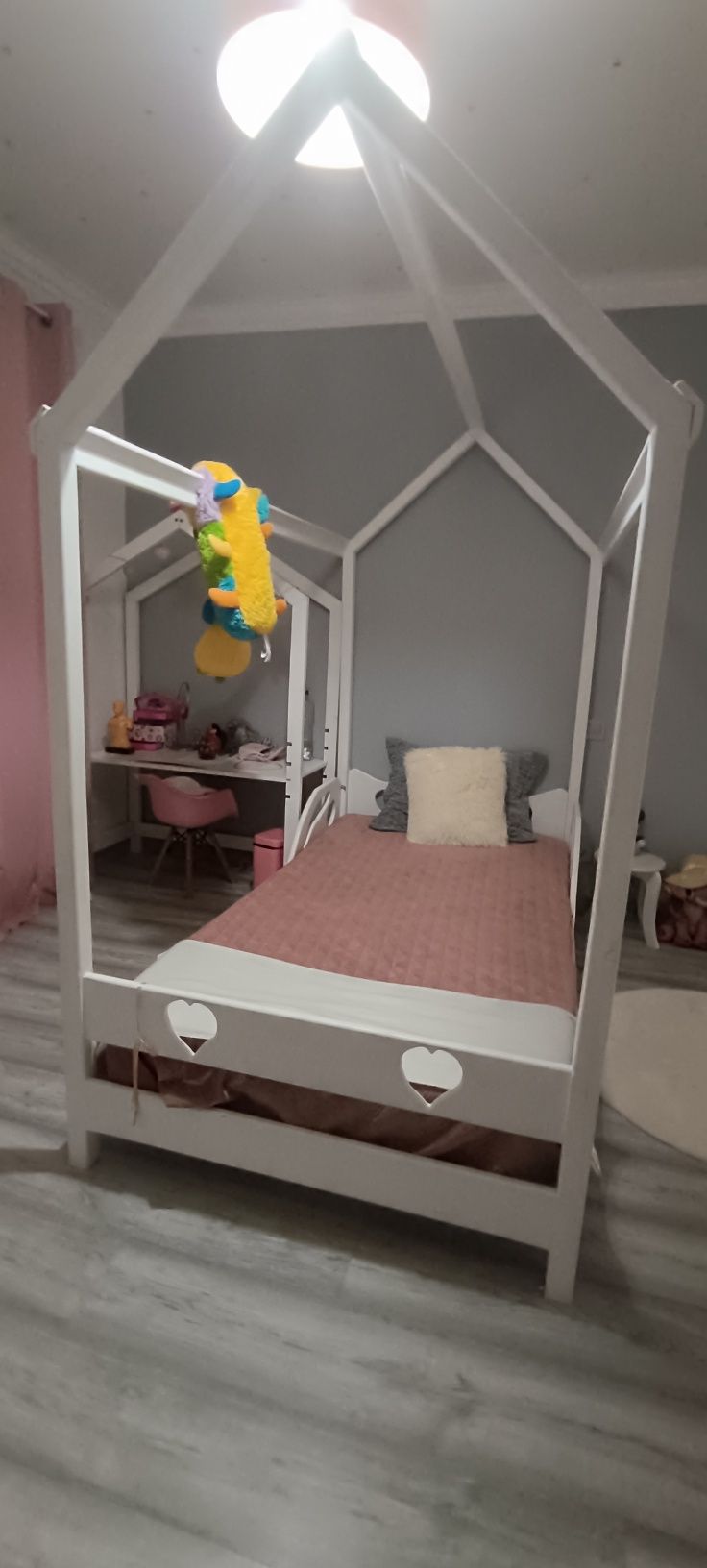 Cama muito bem estimada em pinho