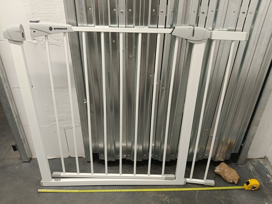 Bramka zabezpieczająca na schody Springos szaro-biala