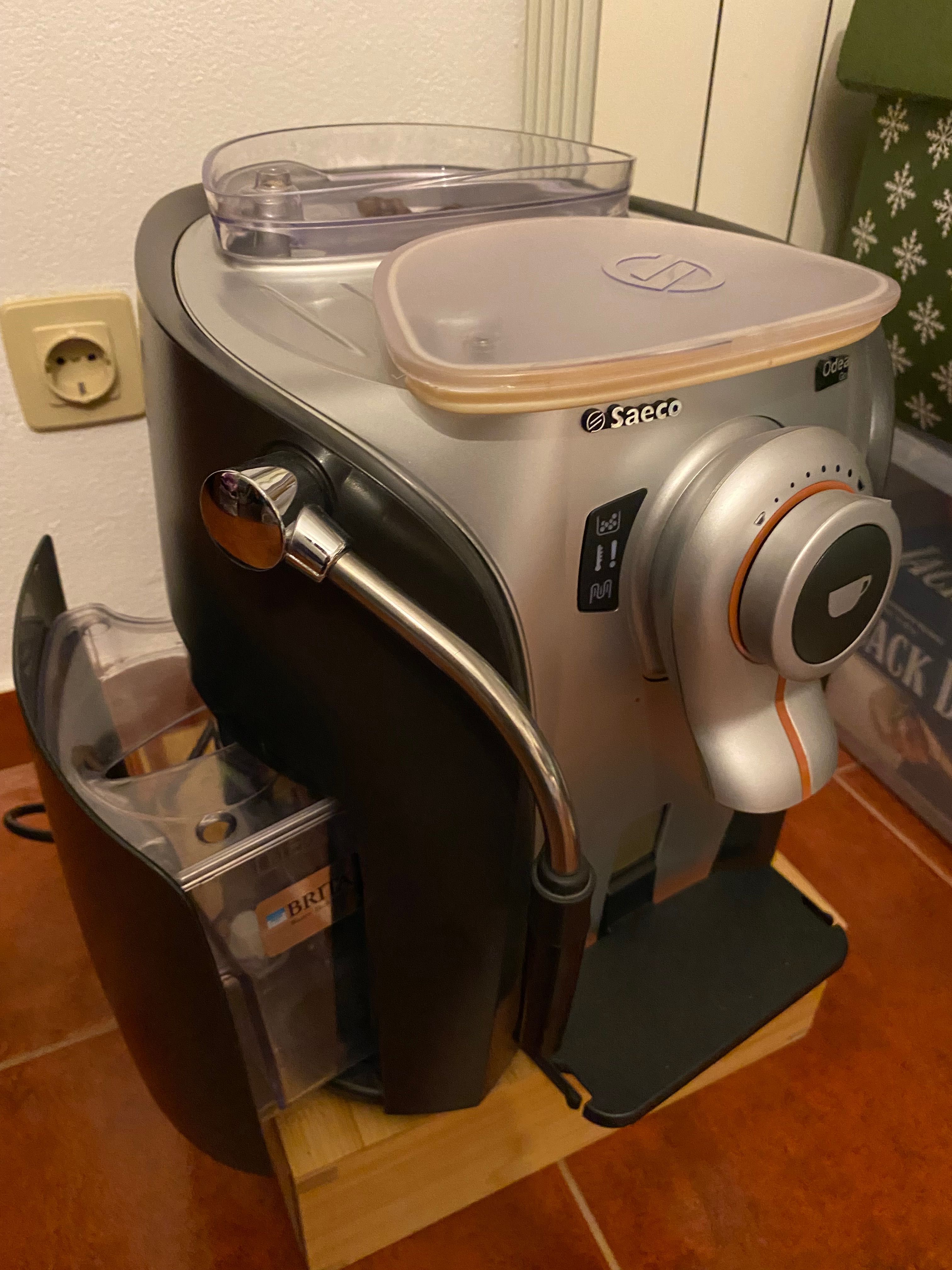Vendo máquina de café e moer café da marca Saeco Odea