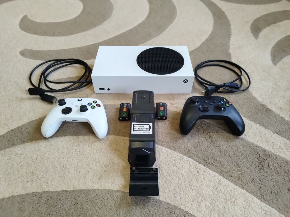 Xbox Series S 512GB + 2 геймпади + зарядна станція + HDMI
