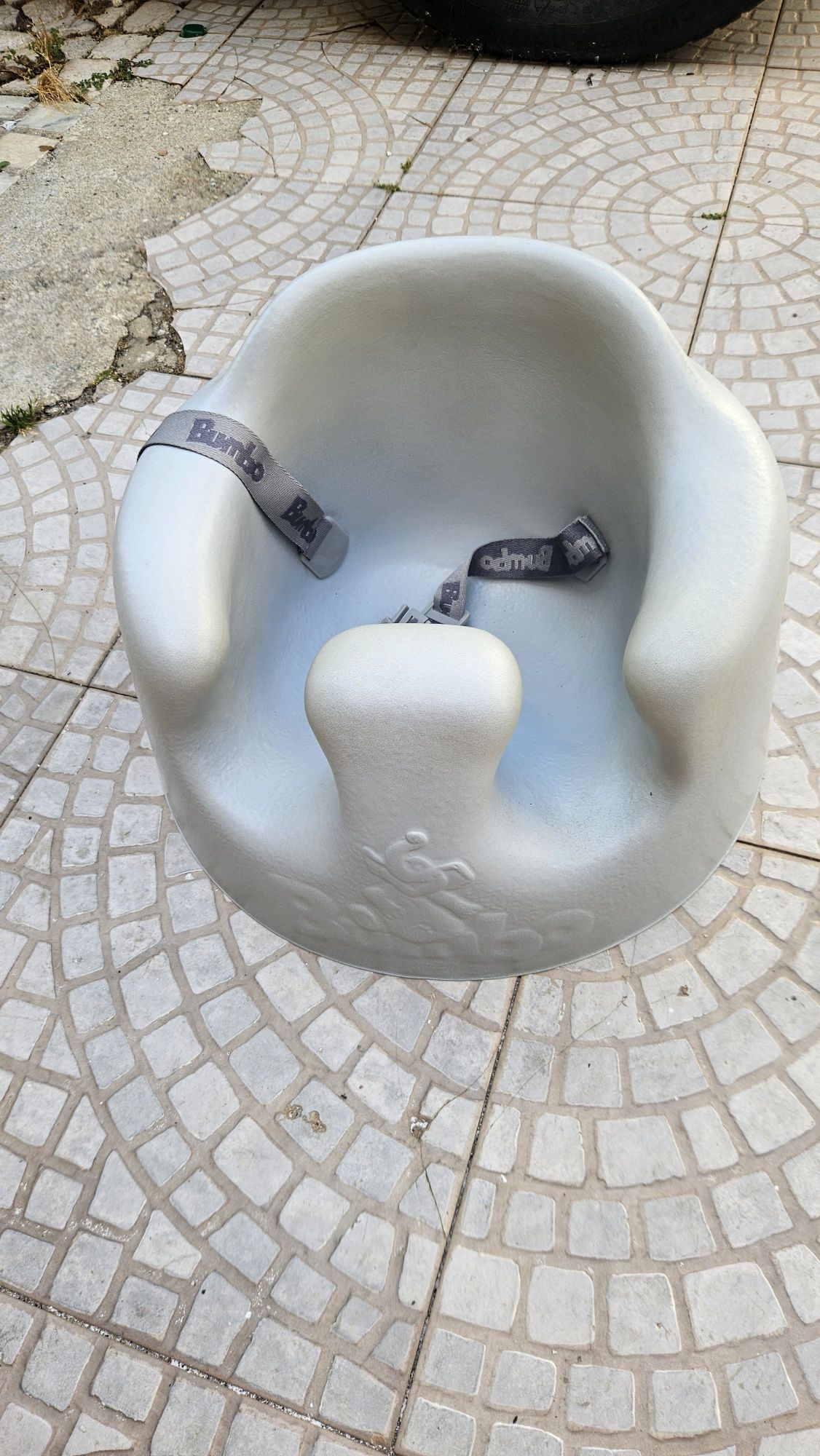 Assento para bebé da marca Bumbo