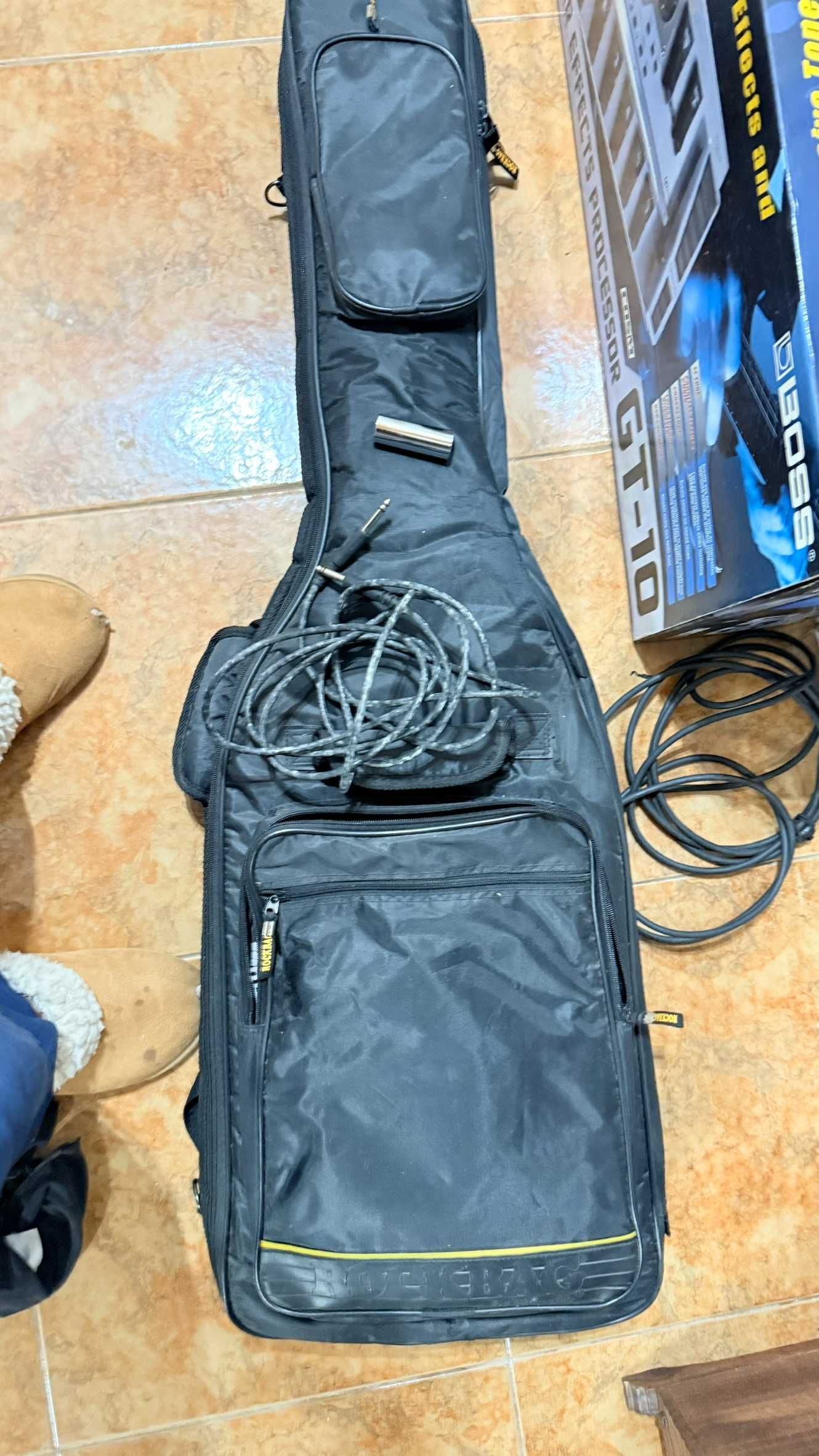 Guitarra elétrica, amplificador e pedais de efeito