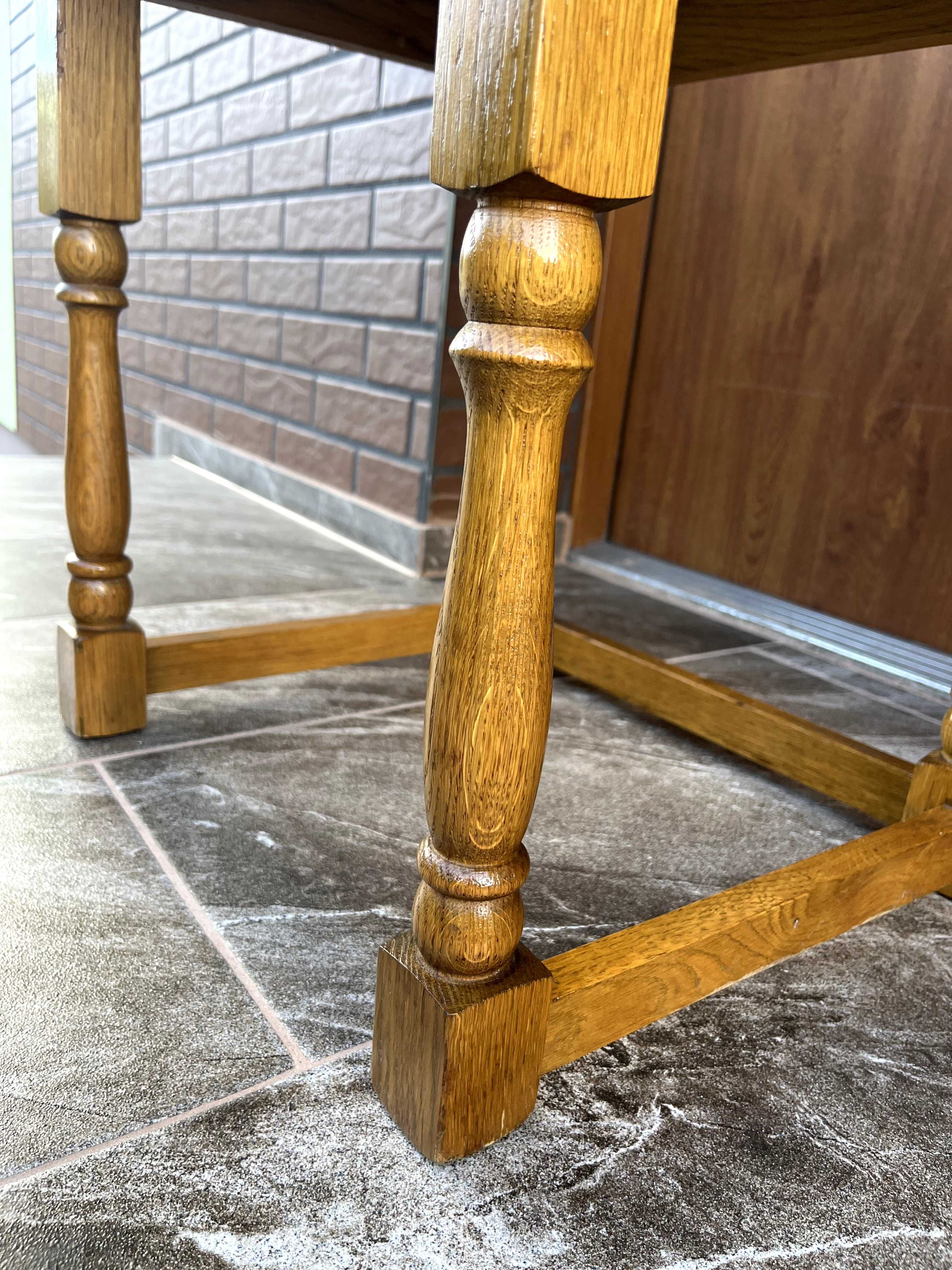 Dębowa komódka z szufladą – elegancka i funkcjonalna