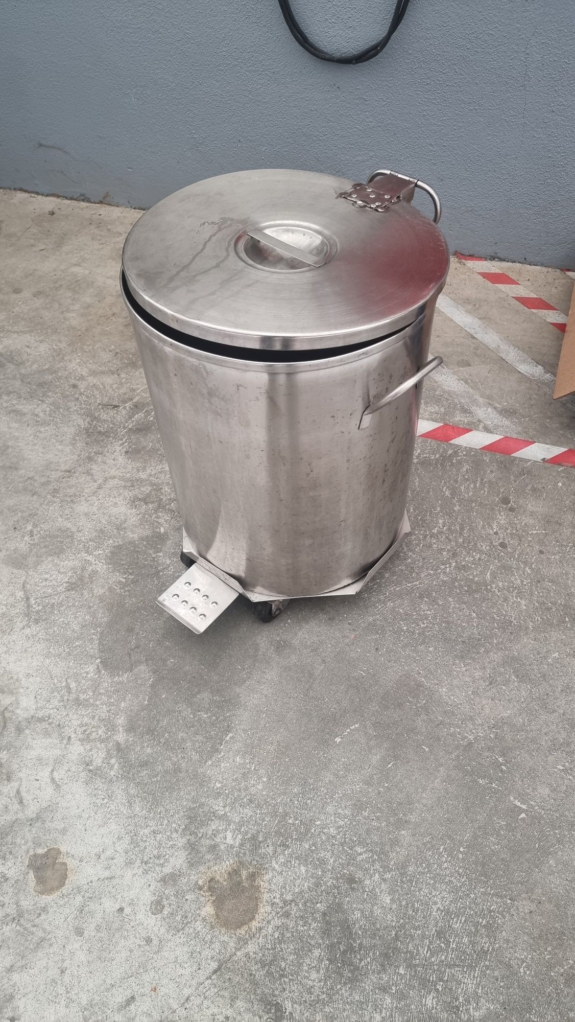 Vendo balde de inox com pedal