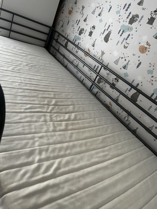 Łóżko pietrowe SVÄRTA z materacami