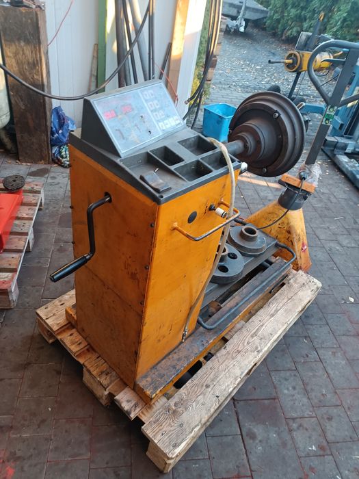 Wyważarka do kół ciężarowych