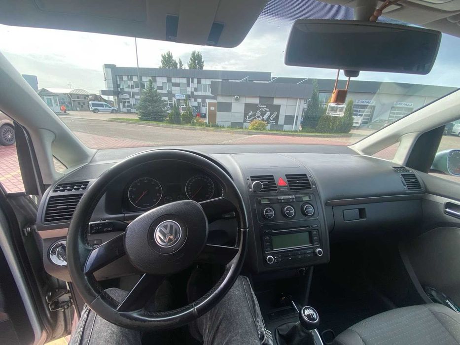 VW Touran 1,6 бензин,механіка 2004