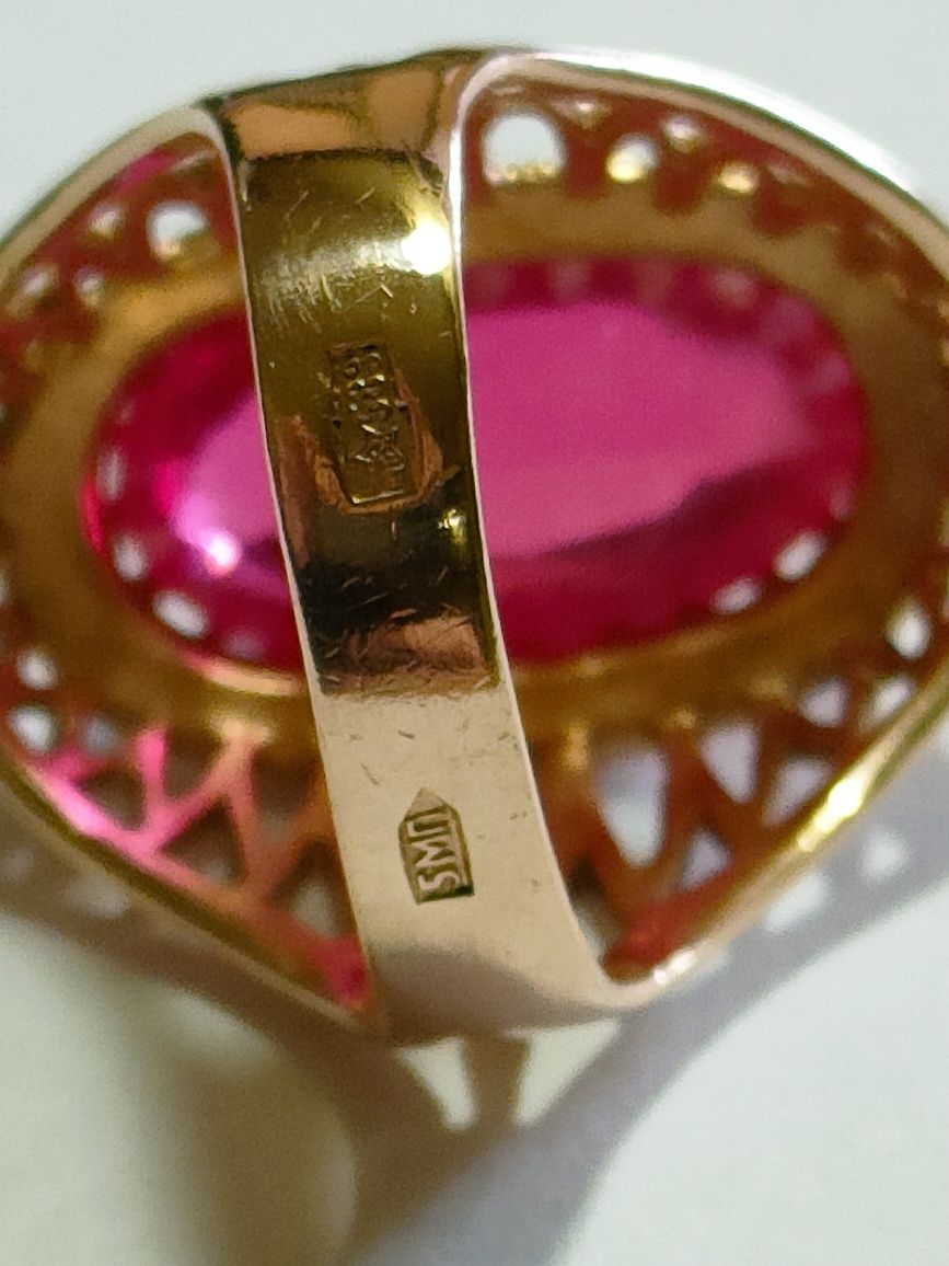 Złoty pierścionek z rubinem