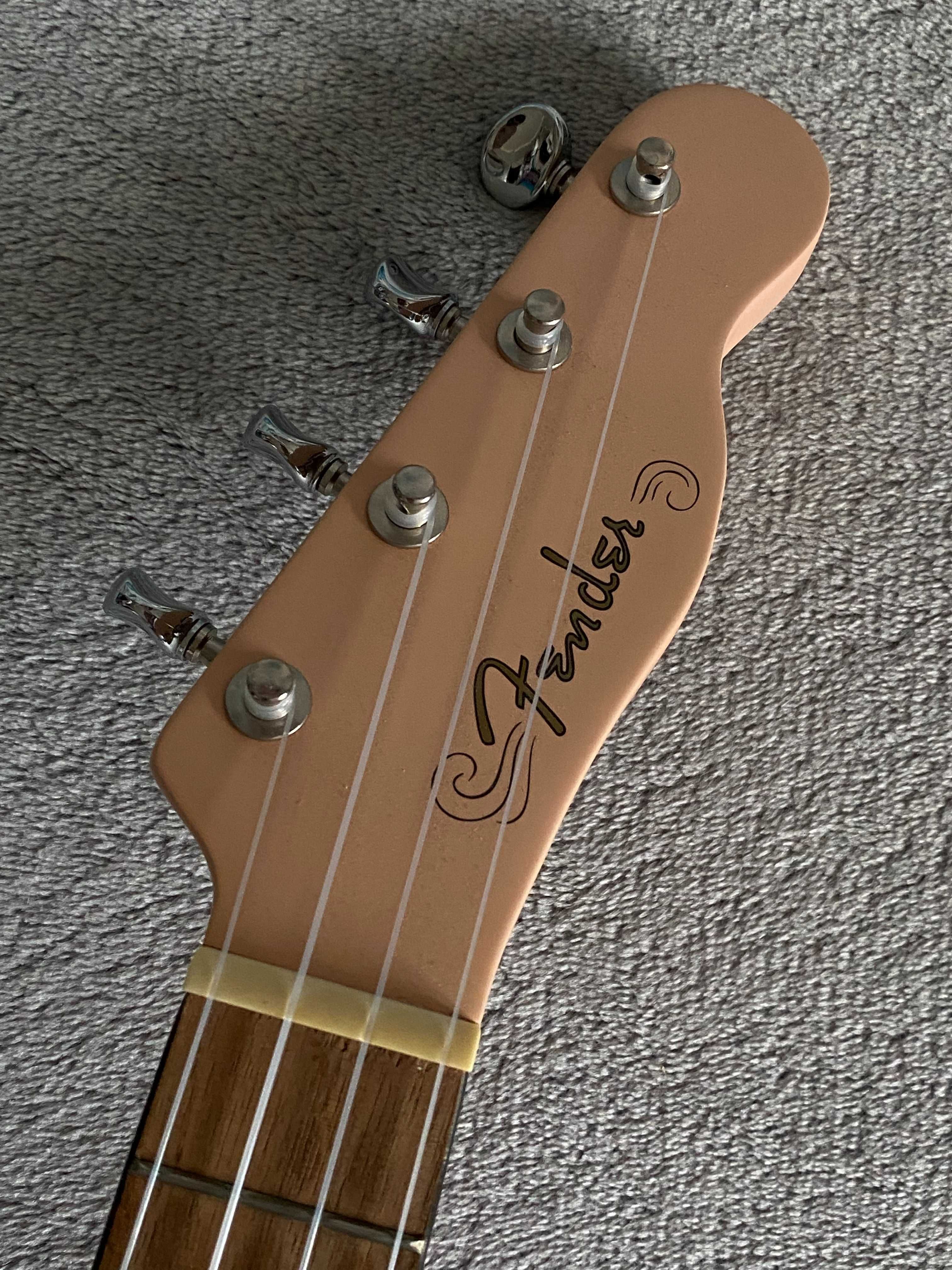 укулеле Fender, рожевого кольору з кападастром