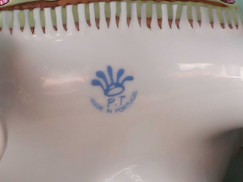 Elefante em porcelana, com pedrinhas de cores, usado