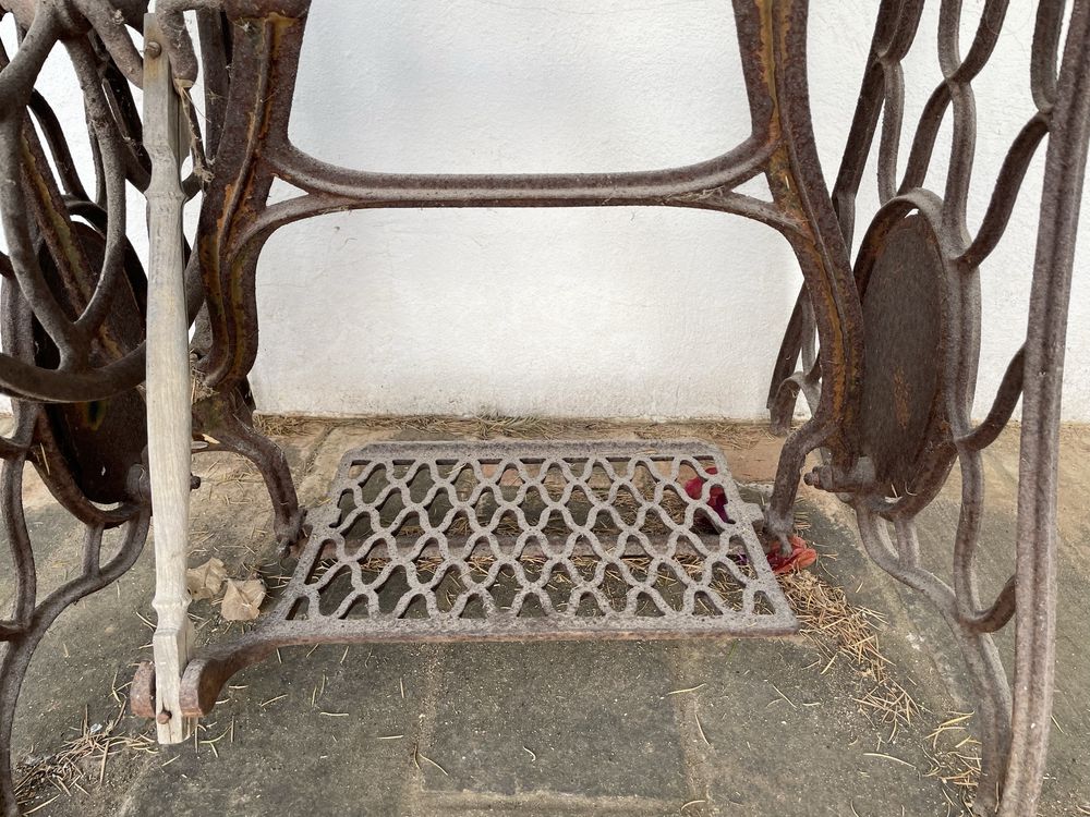 Mesa com pés de maquina de costura antiga